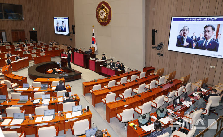 [서울=뉴시스] 조성우 기자 = 29일 오전 서울 여의도 국회에서 열린 예산결산특별위원회 전체회의에서 최상목 경제부총리 겸 기획재정부 장관 등 관계 국무위원들이 출서한 가운데 2025년도 제1회 추가경정예산안에 대한 종합정책질의가 진행되고 있다. 2025.04.29. xconfind@newsis.com
