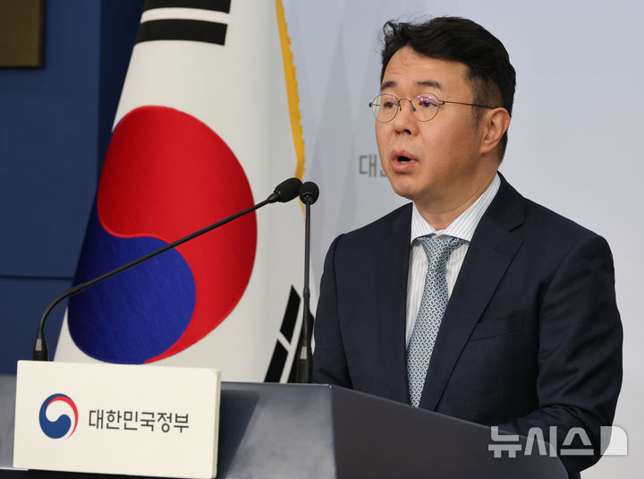 [서울=뉴시스] 김명원 기자 = 오상우 저출산고령사회위원회 저출산정책국장이 29일 오전 서울 종로구 정부서울청사 별관에서 저출산고령사회위위원회, 제11차 인구비상대책회의 관련 사전 브리핑을 하고 있다. 2025.04.29. kmx1105@newsis.com