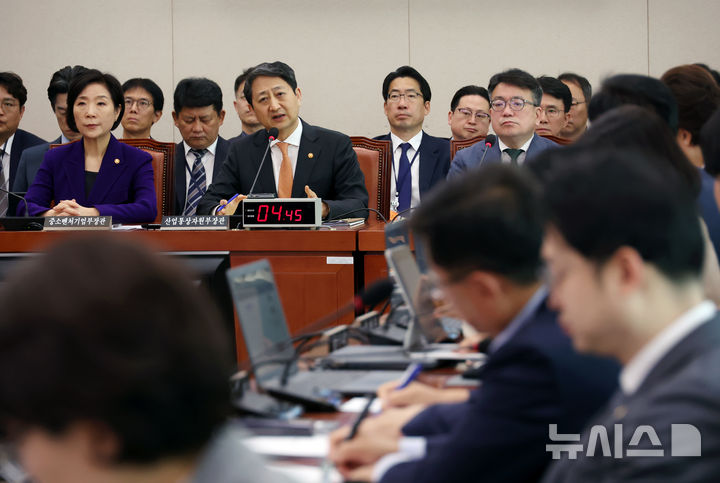 [서울=뉴시스] 고승민 기자 = 29일 서울 여의도 국회에서 열린 제424회 국회(임시회) 산업통상자원중소벤처기업위원회 제3차 전체회의에서 안덕근 산업통상자원부 장관이 의원 질의에 답하고 있다. 2025.04.29. kkssmm99@newsis.com