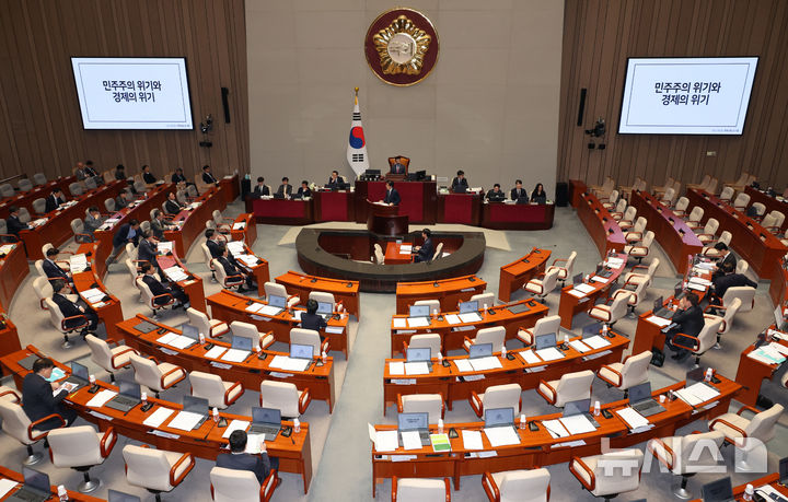 [서울=뉴시스] 조성우 기자 = 29일 오전 서울 여의도 국회에서 열린 예산결산특별위원회 전체회의에서 최상목 경제부총리 겸 기획재정부 장관 등 관계 국무위원들이 출서한 가운데 2025년도 제1회 추가경정예산안에 대한 종합정책질의가 진행되고 있다. 2025.04.29. xconfind@newsis.com