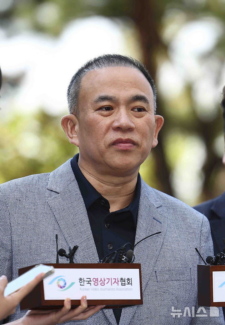 [서울=뉴시스] 김근수 기자 = 윤석열 전 대통령 부부의 공천 개입 의혹을 받는 명태균 씨가 29일 서울 서초구 서울고등검찰청으로 조사를 받기 위해 출석하고 있다. 2025.04.29. ks@newsis.com