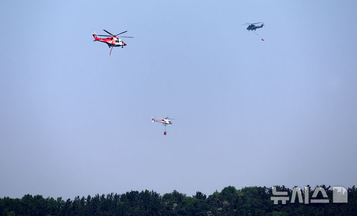 [대구=뉴시스] 이무열 기자 = 대구 북구 함지산 산불 이틀째인 29일 대구 북구 산불 현장에서 산불 진화 헬기가 분주히 움직이고 있다. 2025.04.29. lmy@newsis.com