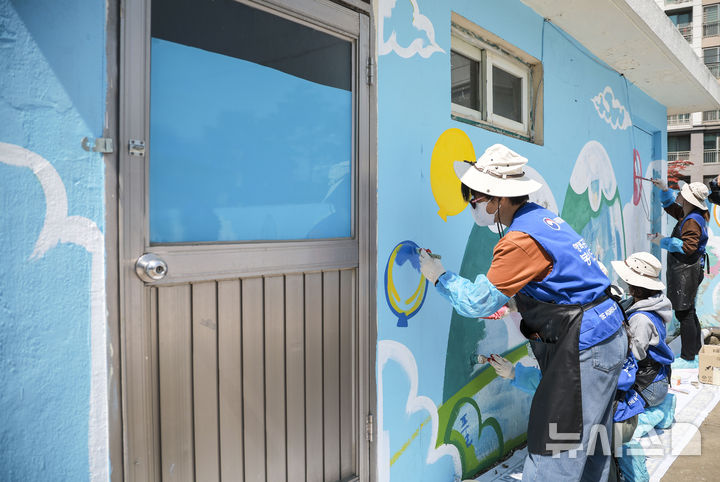 [서울=뉴시스] 정병혁 기자 = 지난 29일 서울 은평구 꿈나무마을 파란꿈터에서 열린 복권위원회 행복공감봉사단, 취약 아동 및 청소년 위한 새봄맞이 환경 개선 봉사활동에서 행복공감 봉사단이 수영장 벽화를 칠하고 있다. 2025.04.29. jhope@newsis.com