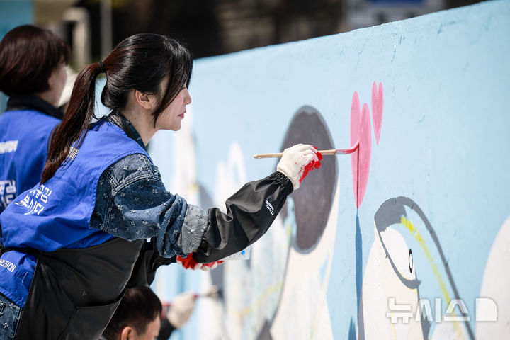 [서울=뉴시스] 정병혁 기자 = 복권위원회 홍보대사인 배우 박하선이 29일 서울 은평구 꿈나무마을 파란꿈터에서 열린 복권위원회 행복공감봉사단, 취약 아동 및 청소년 위한 새봄맞이 환경 개선 봉사활동에서 수영장 벽화를 칠하고 있다. 2025.04.29. jhope@newsis.com