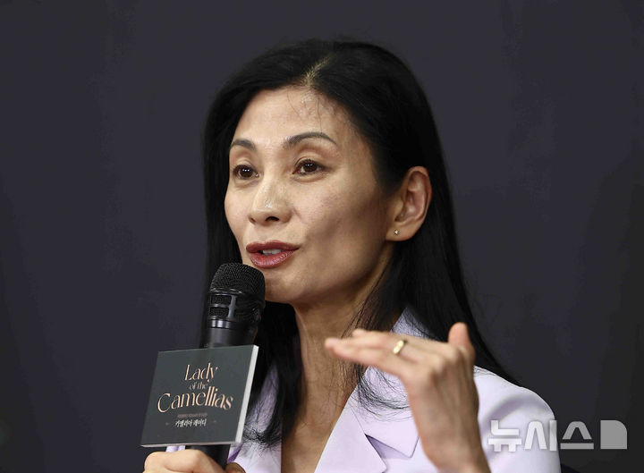 [서울=뉴시스] 김근수 기자 = 강수진 국립발레단 단장 겸 예술감독이 29일 서울 서초구 예술의전당 무궁화홀에서 열린 국립발레단 <카멜리아 레이디> 기자 간담회에서 취재진 질문에 답하고 있다. 2025.04.29. ks@newsis.com