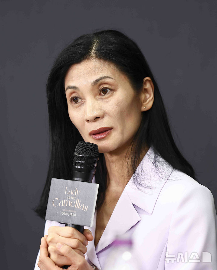 [서울=뉴시스] 김근수 기자 = 강수진 국립발레단 단장 겸 예술감독이 29일 서울 서초구 예술의전당 무궁화홀에서 열린 국립발레단 <카멜리아 레이디> 기자 간담회에서 취재진 질문에 답하고 있다. 2025.04.29. ks@newsis.com