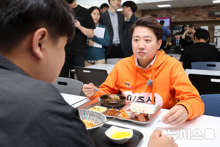 [고양=뉴시스] 권창회 기자 = 이준석 개혁신당 제21대 대통령 선거 후보가 29일 경기 고양시 한국항공대학교를 찾아 학식을 먹으며 학생들과 대화하고 있다. 2025.04.29. kch0523@newsis.com
