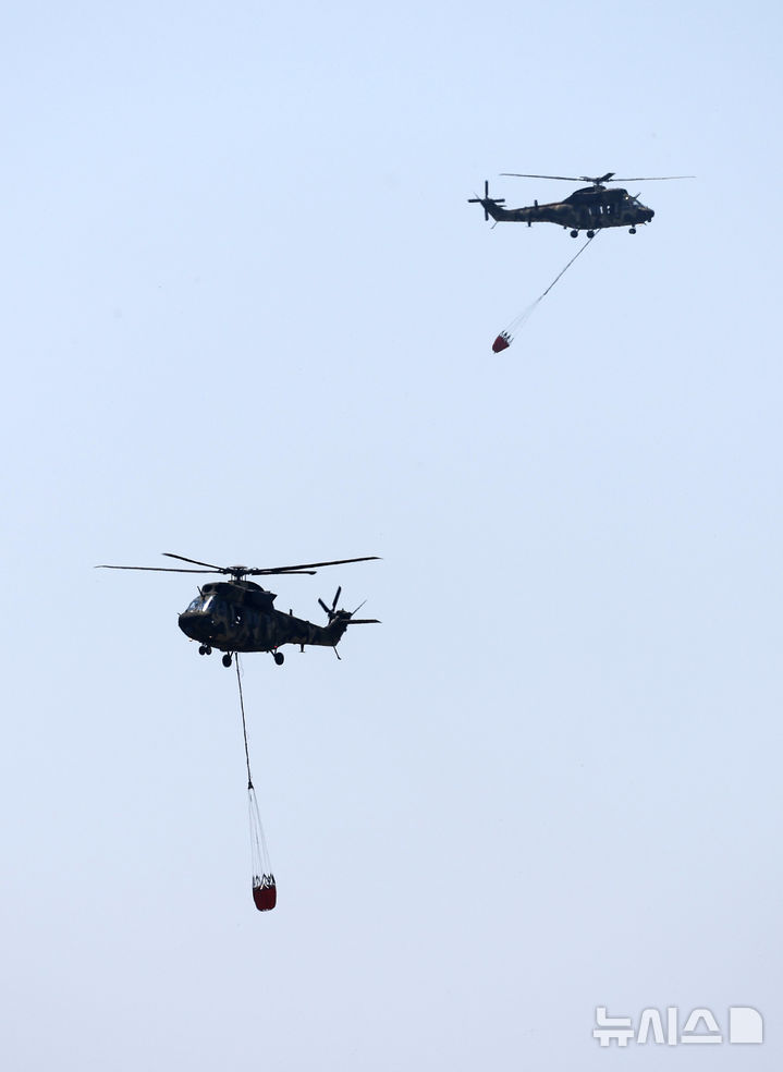 [대구=뉴시스] 이무열 기자 = 대구 북구 함지산 산불 이틀째인 29일 대구 북구 산불 현장에서 산불 진화 헬기가 분주히 움직이고 있다. 2025.04.29. lmy@newsis.com