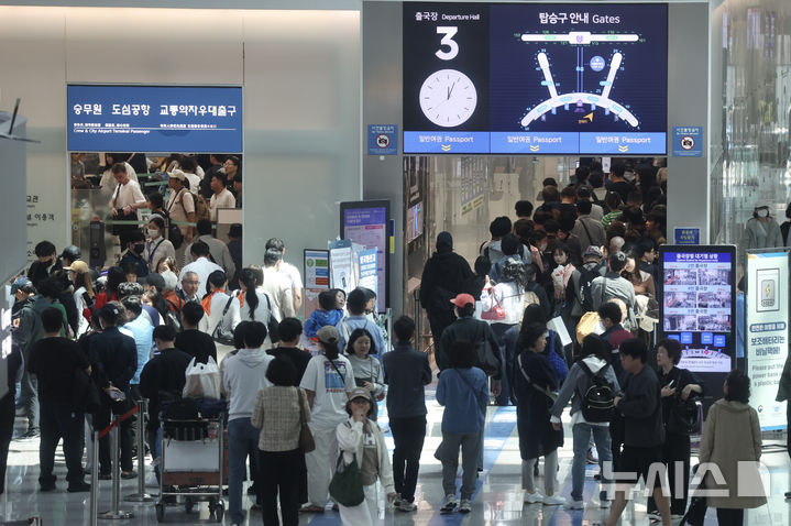 [인천공항=뉴시스] 김명년 기자 = '황금연휴'를 앞둔 29일 오전 인천국제공항 제1여객터미널 출국장에서 여행객들이 이동하고 있다. 5월 황금연휴 동안 김포와 제주 등 전국 14개 공항을 이용하는 여객이 140만명으로 예상되면서, 이기간 인천공항까지 전국공항을 이용하는 이용객은 288만명이 넘을 것으로 전망된다. 2025.04.27. kmn@newsis.com