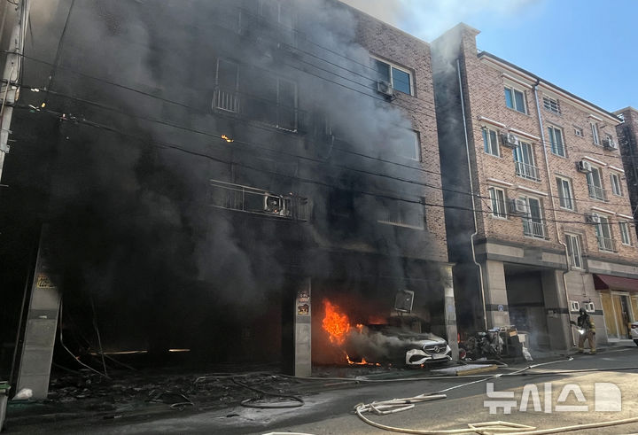[전주=뉴시스] 김얼 기자 = 29일 전북 전주시 완산구에 위치한 한 빌라 건물 주차장의 차량에서 원인 불명의 화재가 발생해 불길이 치솟아 오르고 있다. 2025.04.29. pmkeul@newsis.com