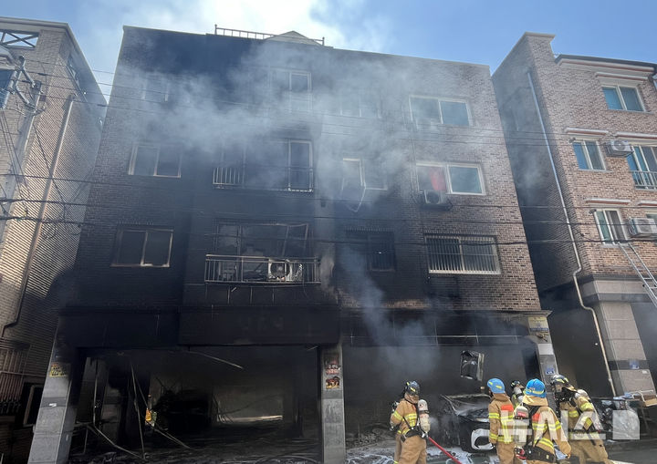 [전주=뉴시스] 김얼 기자 = 29일 전북 전주시 완산구에 위치한 한 빌라 건물 주차장의 차량에서 원인 불명의 화재가 발생해 연기가 피어오르고 있다. 2025.04.29. pmkeul@newsis.com