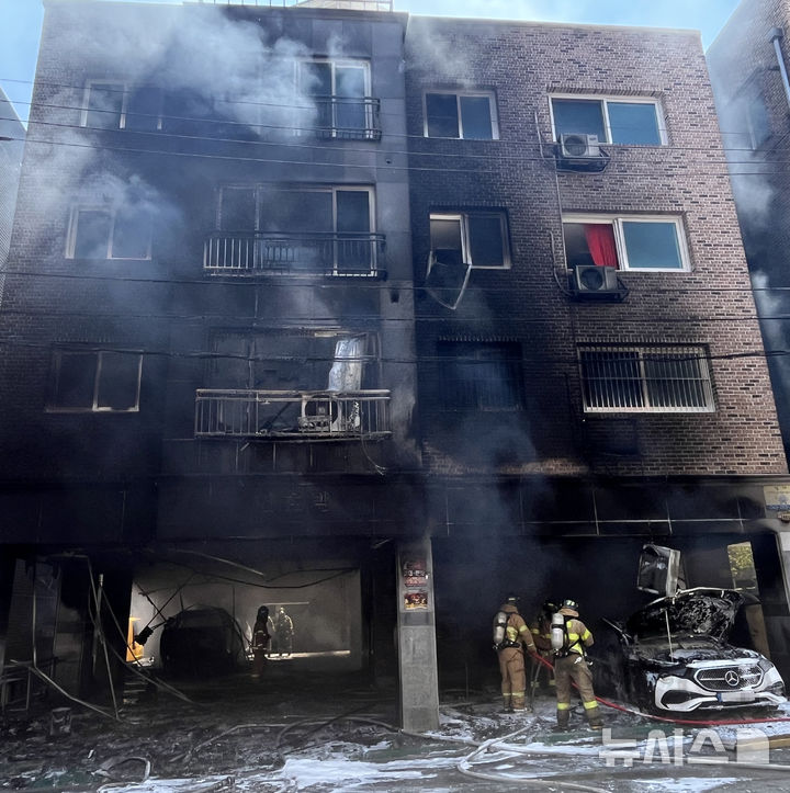[전주=뉴시스] 김얼 기자 = 29일 전북 전주시 완산구에 위치한 한 빌라 건물 주차장의 차량에서 원인 불명의 화재가 발생해 연기가 피어오르고 있다. 2025.04.29. pmkeul@newsis.com