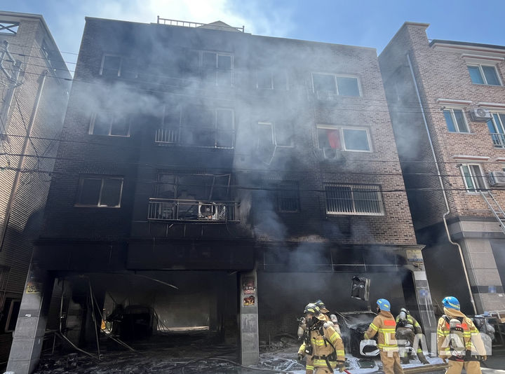 [전주=뉴시스] 김얼 기자 = 29일 전북 전주시 완산구에 위치한 한 빌라 건물 주차장의 차량에서 원인 불명의 화재가 발생해 연기가 피어오르고 있다. 2025.04.29. pmkeul@newsis.com