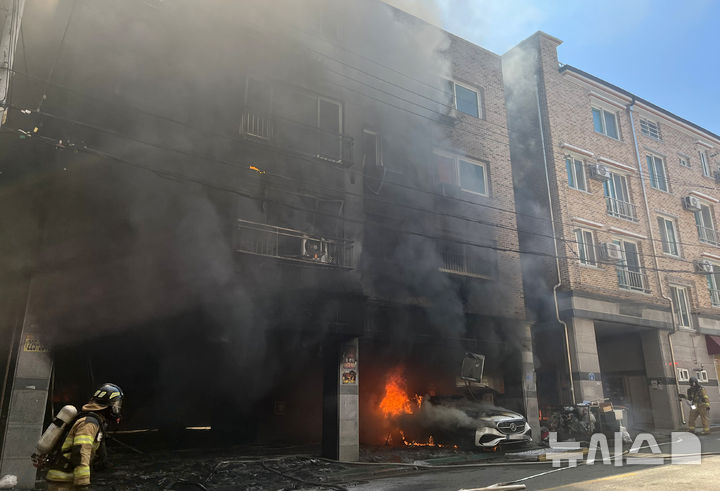 [전주=뉴시스] 김얼 기자 = 29일 전북 전주시 완산구에 위치한 한 빌라 건물 주차장의 차량에서 원인 불명의 화재가 발생해 불길이 치솟아 오르고 있다. 2025.04.29. pmkeul@newsis.com