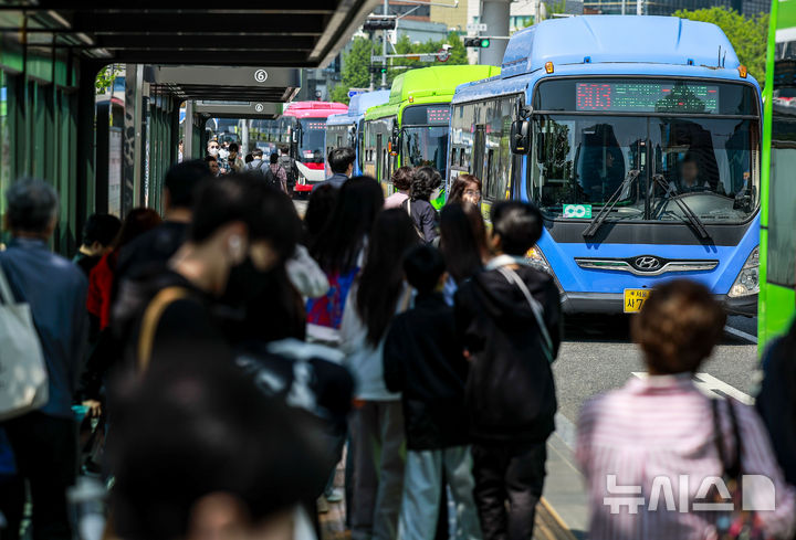 [서울=뉴시스] 정병혁 기자 = 29일 서울 중구 서울역환승센터로 들어서는 버스에 서울시의 교섭 태도를 우회적으로 비판한 문구가 붙어있다.서울 시내버스 노사가 쟁의 행위 개시일을 하루 앞두고 협상에 나선다. 전날 노조가 실시한 쟁의 행위 찬반 투표에서는 투표 인원 대비 96.3%, 전체 조합원 대비 84.9%가 쟁의 행위에 찬성했다. 서울 시내버스 노사는 지난해 12월부터 이달 3일까지 열린 9차례 중앙 노사 교섭과 서울지방노동위원회 사전 조정 회의에서 합의에 이르지 못했다.노사 간 막판 협의가 무산되면 30일 첫차부터 쟁의 행위가 시작될 전망이다. 노조 예고대로 30일 첫차부터 '준법 투쟁', '안전 운행 캠페인' 등 쟁의행위가 시작될 경우 운행 지연, 배차 간격 증가 등 시내버스 운영 차질이 발생할 것이라고 시는 전망했다. 2025.04.29. jhope@newsis.com