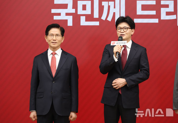 [서울=뉴시스] 고승민 기자 = 29일 서울 여의도 국민의힘 당사에서 열린 제21대 대통령 후보자 국민의힘 3차 경선 진출자 발표 행사에서 한동훈 후보가 진출 후 소감을 밝히고 있다. 2025.04.29. kkssmm99@newsis.com