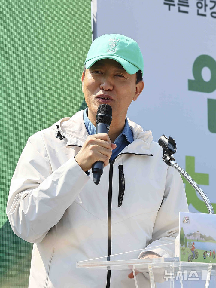 [서울=뉴시스] 김근수 기자 = 오세훈 서울시장이 지난 29일 서울 강동구 암사 초록길 개장식에 참석해 축사를 하고 있다. 2025.04.29. ks@newsis.com