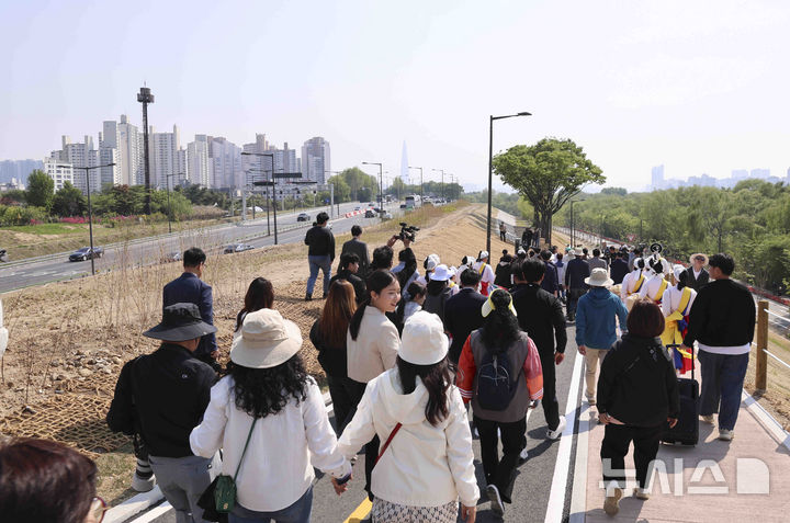 [서울=뉴시스] 김근수 기자 = 암사 초록길 개통식이 열린 29일 서울 강동구 암사 초록길에서 시민들이 나들이를 즐기고 있다. 2025.04.29. ks@newsis.com