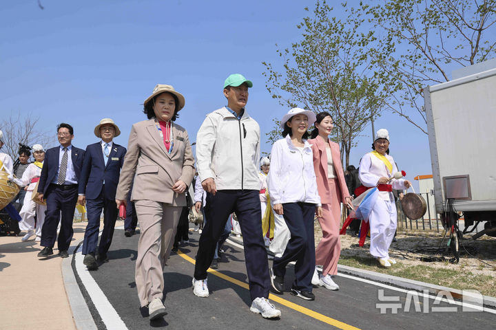 [서울=뉴시스] 김근수 기자 = 오세훈(왼쪽 두번째) 서울시장이 29일 서울 강동구 암사 초록길에서 열린 개통식에 참석해 있다. 2025.04.29. ks@newsis.com