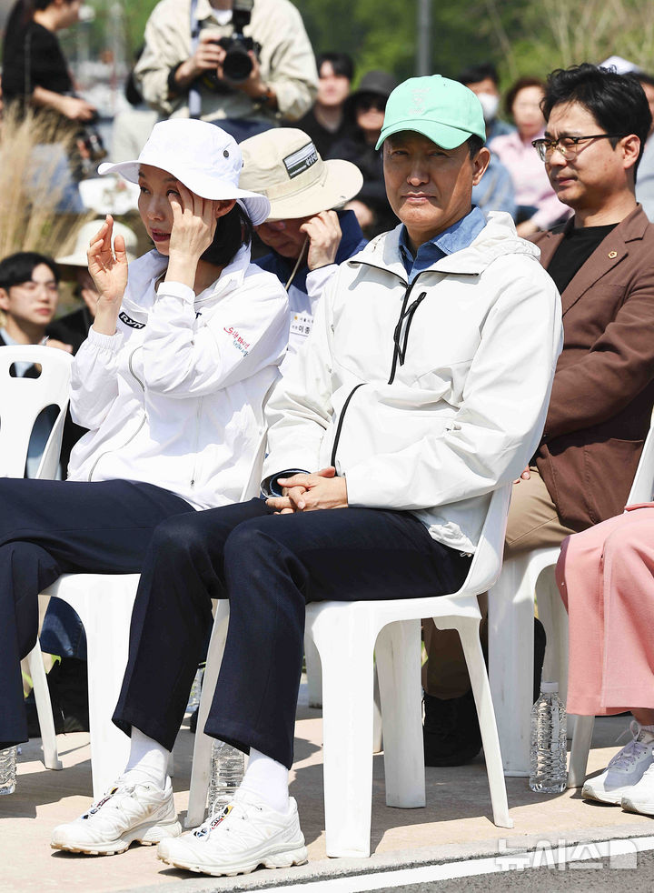 [서울=뉴시스] 김근수 기자 = 오세훈 서울시장이 29일 서울 강동구 암사 초록길 개장식에 참석해 있다. 2025.04.29. ks@newsis.com