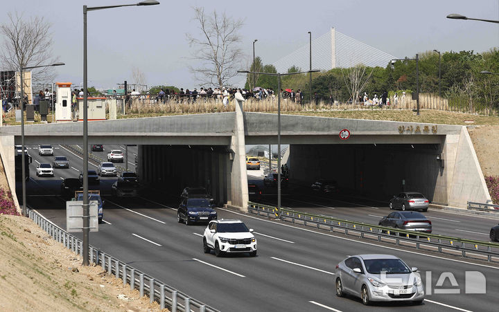 [서울=뉴시스] 김근수 기자 = 암사 초록길 개통식이 29일 서울 강동구 암사 초록길에서 열리고 있다. 2025.04.29. ks@newsis.com