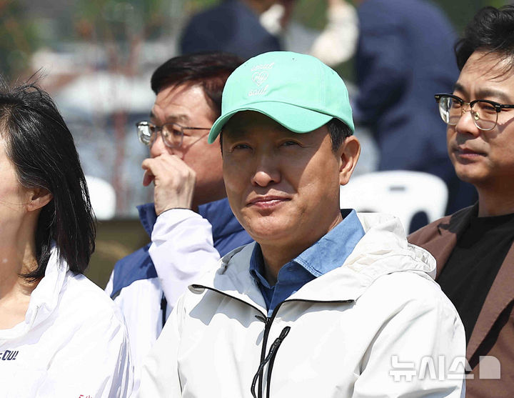 [서울=뉴시스] 김근수 기자 = 오세훈 서울시장이 지난 29일 서울 강동구 암사 초록길 개장식에 참석해 있다. 2025.04.29. ks@newsis.com