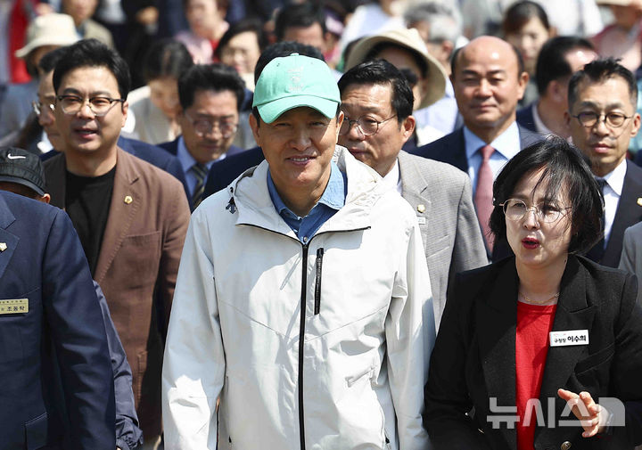 [서울=뉴시스] 김근수 기자 = 오세훈 서울시장이 29일 서울 강동구 암사 초록길 개장식에 참석하기 위해 이동하고 있다. 2025.04.29. ks@newsis.com