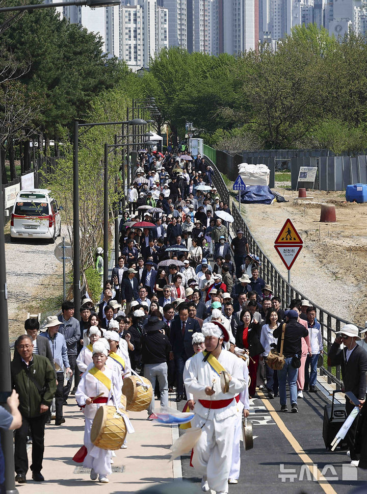 [서울=뉴시스] 김근수 기자 = 암사 초록길 개통식이 열린 29일 서울 강동구 암사 초록길에서 시민들이 나들이를 즐기고 있다. 2025.04.29. ks@newsis.com