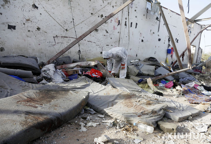 [사나=신화/뉴시스]지난달 28일(현지 시간) 예멘 사다주에서 조사관들이 미군의 공습으로 파괴된 이주민 센터 잔해를 조사하고 있다. 예멘 후티 반군은 미국이 아프리카 국가 출신 이주민들을 위한 쉼터를 공습해 최소 68명이 숨지고 47명이 부상했다고 밝혔다. 2025.04.29.