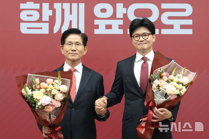 [서울=뉴시스] 국회사진기자단= 국민의힘 2차 경선 결선에 진출한 김문수, 한동훈(오른쪽) 후보가 29일 오후 서울 여의도 중앙당사에서 열린 제21대 대통령후보자 선출을 위한 3차 경선 진출자 발표에서 꽃다발을 들고 기념촬영을 하고 있다.2025.04.25. photo@newsis.com