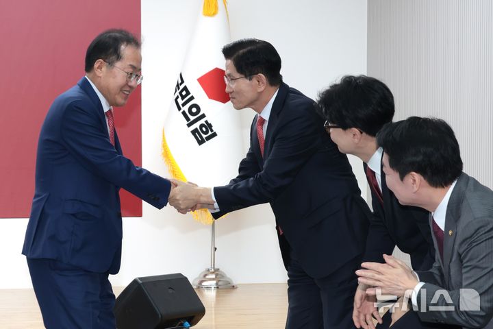 [서울=뉴시스] 국회사진기자단= 홍준표(왼쪽) 국민의힘 대선 경선 후보가 29일 오후 서울 여의도 중앙당사에서 열린 제21대 대통령후보자 선출을 위한 3차 경선 진출자 발표에서 발언을 마치고 김문수 후보와 악수하고 있다.2025.04.29. photo@newsis.com 