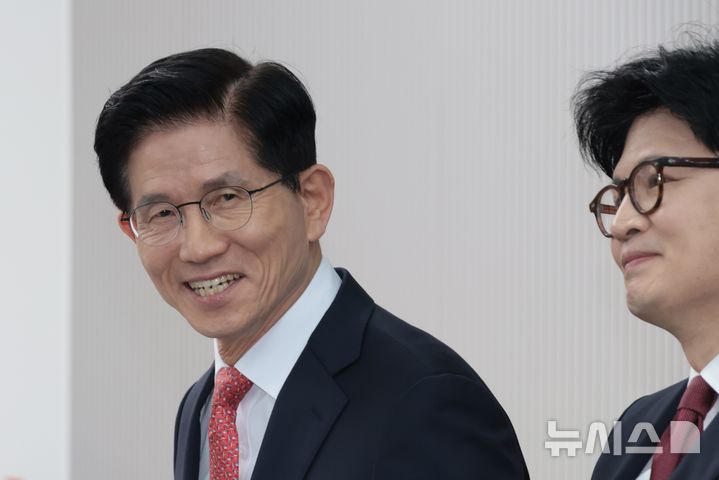 [서울=뉴시스] 국회사진기자단= 김문수 국민의힘 대선 경선 후보가 29일 오후 서울 여의도 중앙당사에서 열린 제21대 대통령후보자 선출을 위한 3차 경선 진출자 발표에서 미소를 짓고 있다.2025.04.29. photo@newsis.com 