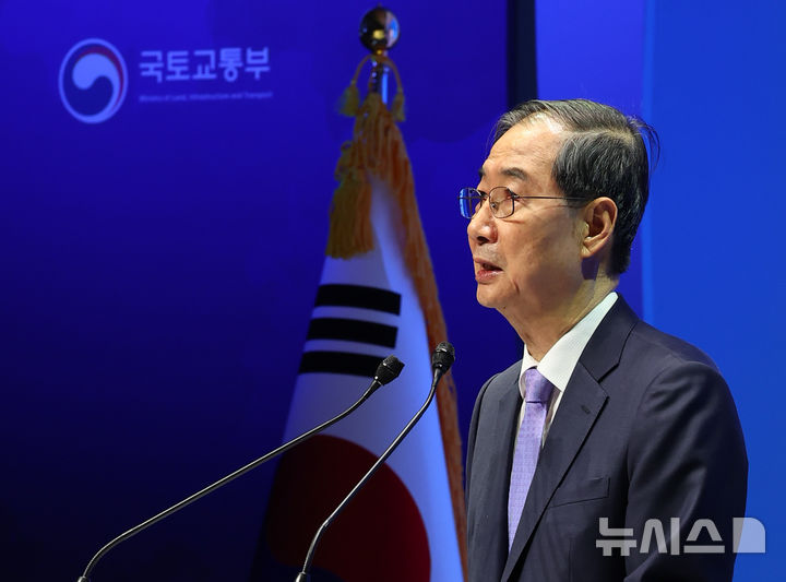 [서울=뉴시스] 최진석 기자 = 한덕수 대통령 권한대행 국무총리가 지난 29일 서울 강남구 건설회관에서 열린 해외건설 1조달러 수주 및 60주년 기념식에서 격려사를 하고 있다. 2025.04.29. myjs@newsis.com