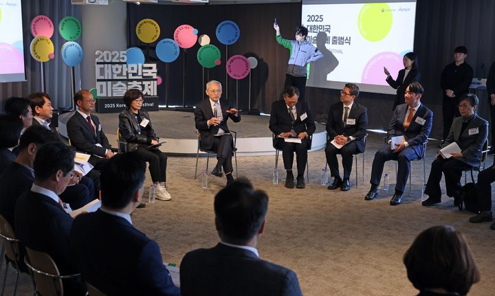 [서울=뉴시스] 유인촌 문화체육관광부 장관이 29일 서울 종로구 아트코리아랩 아고라에서 열린 2025 대한민국 미술축제 출범식에서 인사말을 하고 있다. (사진=문화체육관광부 제공) 2025.04.29. photo@newsis.com *재판매 및 DB 금지
