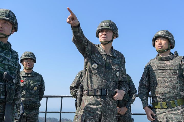 [서울=뉴시스] 김명수 합참의장이 29일 293해상전탐감시대 진지에서 작전현황을 보고 받고 있다. (사진=합참 제공) 2025.04.29. photo@newsis.com *재판매 및 DB 금지