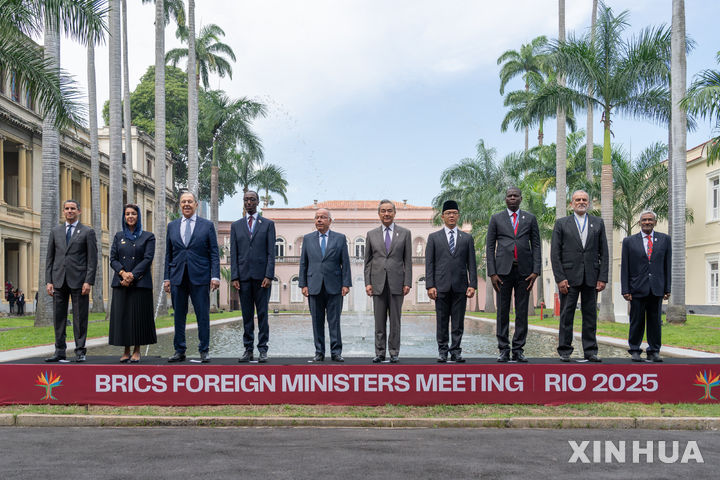 [부에노스아이레스=신화/뉴시스] 28일 브라질 부에노스아이레스에서 열린 브릭스 외무장관 회담에서 11개 회원국 외무장관이 기념촬영하고 있다. 2025.04.30.