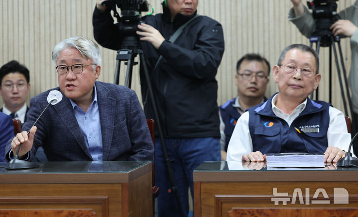 [서울=뉴시스] 황준선 기자 = 김정환(왼쪽) 서울시버스운송사업조합 이사장이 29일 오후 서울 영등포구 서울지방노동위원회에서 열린 서울 시내버스 노사 조정 회의에서 발언하고 있다.이날 합의에 이르지 못하면 서울 시내버스 노조는 30일 첫 차부터 준법투쟁과 파업 등 쟁의 행위에 돌입한다. 2025.04.29. hwang@newsis.com