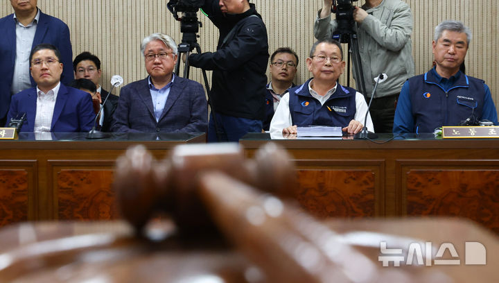 [서울=뉴시스] 황준선 기자 = 김정환(왼쪽 두 번째) 서울시버스운송사업조합 이사장과 박점곤(왼쪽 세 번째) 전국자동차노동조합연맹 서울시버스노동조합 위원장이 29일 오후 서울 영등포구 서울지방노동위원회에서 열린 서울 시내버스 노사 조정 회의에 참석해 있다.이날 합의에 이르지 못하면 서울 시내버스 노조는 30일 첫 차부터 준법투쟁과 파업 등 쟁의 행위에 돌입한다. 2025.04.29. hwang@newsis.com