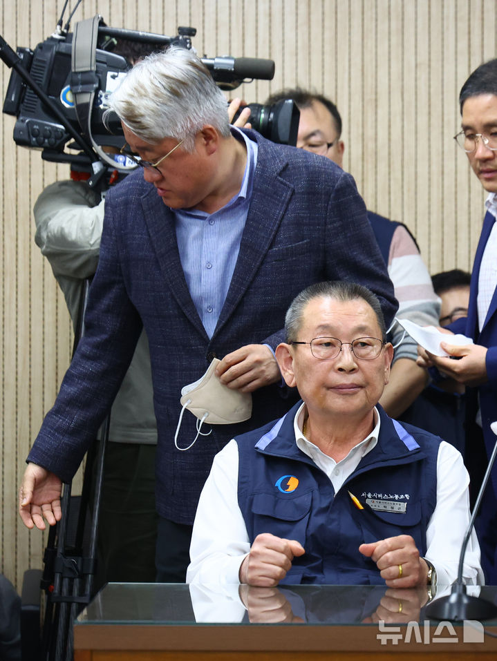 [서울=뉴시스] 황준선 기자 = 김정환(위) 서울시버스운송사업조합 이사장과 박점곤(아래) 전국자동차노동조합연맹 서울시버스노동조합 위원장이 29일 오후 서울 영등포구 서울지방노동위원회에서 열린 서울 시내버스 노사 조정 회의에 참석하고 있다.이날 합의에 이르지 못하면 서울 시내버스 노조는 30일 첫 차부터 준법투쟁과 파업 등 쟁의 행위에 돌입한다. 2025.04.29. hwang@newsis.com
