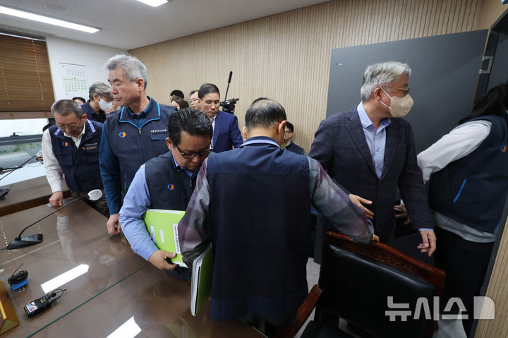 [서울=뉴시스] 황준선 기자 = 박점곤 서울시버스노동조합 위원장과 김정환 서울시버스운송조합 이사장 등 서울 시내버스 노사가 29일 서울 영등포구 서울지방노동위원회에서 열린 임금·단체협약 막판 협상이 정회하자 회의실을 나가고 있다. (공동취재) 2025.04.29. photo@newsis.com