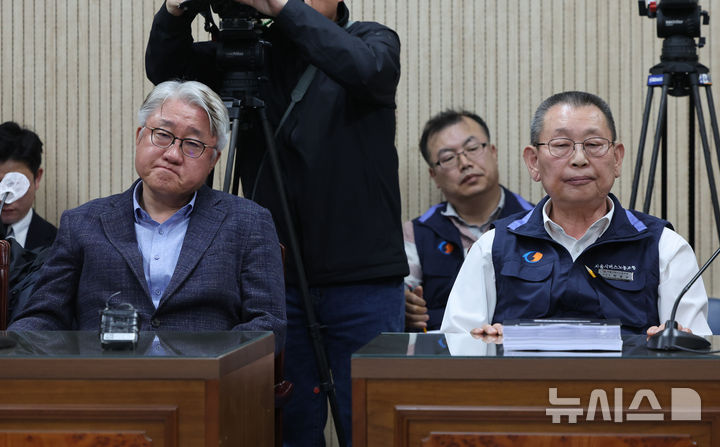 [서울=뉴시스] 황준선 기자 = 김정환(왼쪽) 서울시버스운송사업조합 이사장과 박점곤 전국자동차노동조합연맹 서울시버스노동조합 위원장이 29일 오후 서울 영등포구 서울지방노동위원회에서 열린 서울 시내버스 노사 조정 회의에 참석해 있다.이날 합의에 이르지 못하면 서울 시내버스 노조는 30일 첫 차부터 준법투쟁과 파업 등 쟁의 행위에 돌입한다. 2025.04.29. hwang@newsis.com