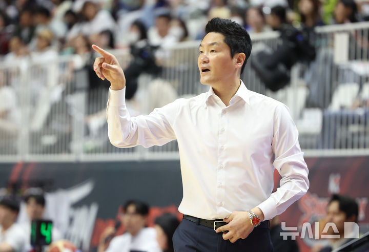 [수원=뉴시스] 황준선 기자 = 29일 오후 경기 수원시 권선구 KT소닉붐아레나에서 열린 2024~2025 프로농구 4강 플레이오프 수원KT와 서울SK의 4차전, SK 전희철 감독이 선수들에게 지시하고 있다. 2025.04.29. hwang@newsis.com