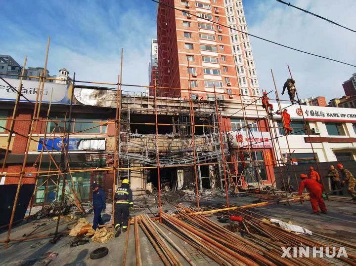 [랴오양(중국 랴오닝성)=신화/뉴시스]중국 동북부 랴오닝(遼寧)성 랴오양(遼陽)에서 29일 발생한 식당 화재 현장 모습. 이 화재로 오후 2시(한국시간 오후 3시)까지 22명이 숨지고 3명이 다쳤다고 현지 당국이 밝혔다. 2025.04.29.