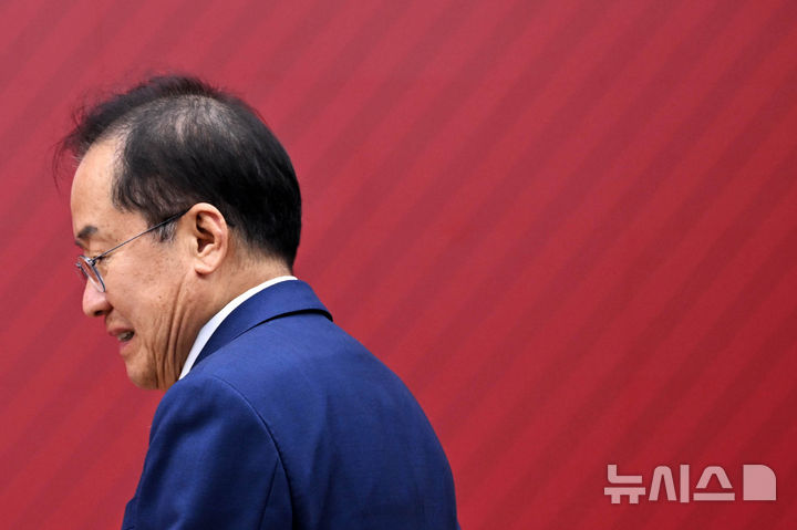 [서울=뉴시스] 국회사진기자단= 홍준표 국민의힘 대선 경선 후보가 29일 서울 여의도 중앙당사에서 열린 제21대 대통령 후보자 국민의힘 3차 경선 진출자 발표 행사에서 이동하고 있다.  2025.04.29. photo@newsis.com