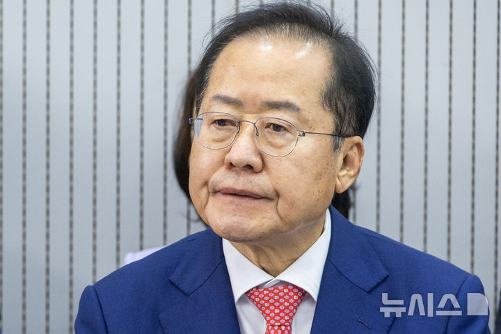 [서울=뉴시스] 국회사진기자단= 제21대 대통령후보자 국민의힘 3차 경선 진출자를 발표하는 29일 오후 서울 여의도 국민의힘 중앙당사에서 홍준표 후보가 결과를 기다리고 있다.  2025.04.29. photo@newsis.com 