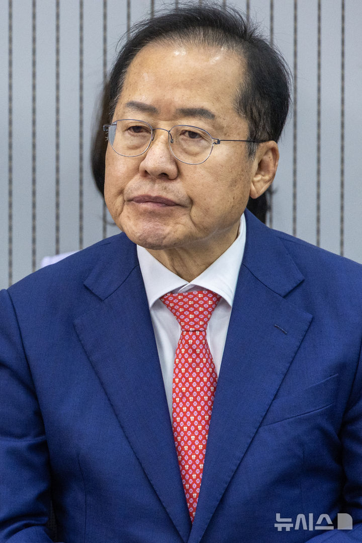 [서울=뉴시스] 국회사진기자단= 제21대 대통령후보자 국민의힘 3차 경선 진출자를 발표하는 29일 오후 서울 여의도 국민의힘 중앙당사에서 홍준표 후보가 결과를 기다리고 있다.  2025.04.29. photo@newsis.com 