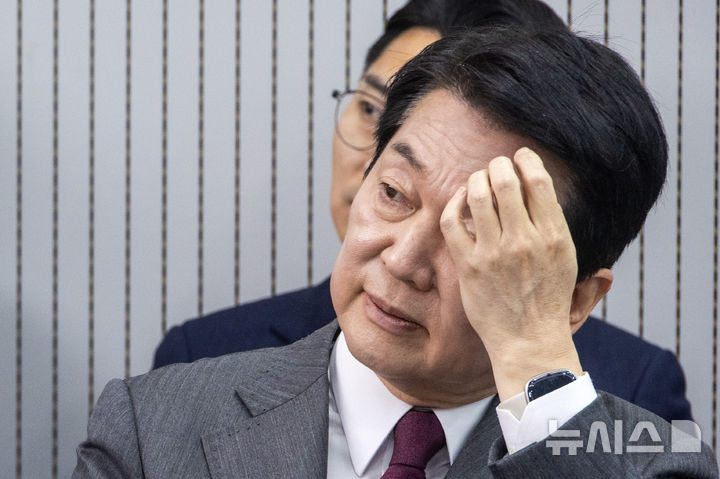 [서울=뉴시스] 국회사진기자단=제21대 대통령후보자 국민의힘 3차 경선 진출자를 발표하는 29일 오후 서울 여의도 국민의힘 중앙당사에서 안철수 후보가 결과를 기다리고 있다.  2025.04.29. photo@newsis.com 