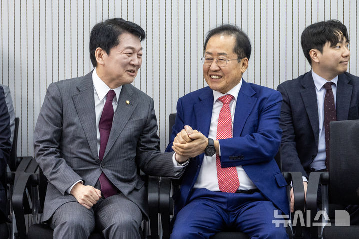 [서울=뉴시스] 국회사진기자단= 제21대 대통령후보자 국민의힘 3차 경선 진출자를 발표하는 29일 오후 서울 여의도 국민의힘 중앙당사에서 안철수, 홍준표 후보가 대화하고 있다. 2025.04.29.photo@newsis.com 