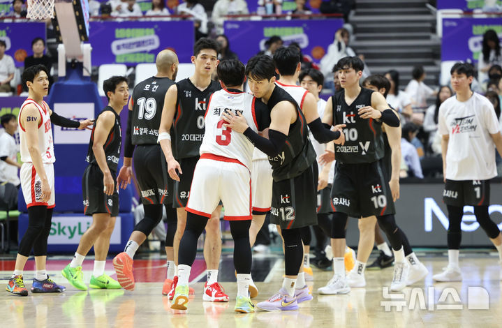 [수원=뉴시스] 황준선 기자 = 29일 오후 경기 수원시 권선구 KT소닉붐아레나에서 열린 2024~2025 프로농구 4강 플레이오프 수원KT와 서울SK의 4차전, 57-69로 승리한 SK 선수들이 KT 선수들과 인사하고 있다. 2025.04.29. hwang@newsis.com