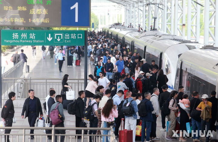 [양저우=신화/뉴시스] 이달 초 닷새간 이어진 중국의 노동절 연휴 기간에 14억6000만명이 넘는 인원이 이동한 것으로 나타났다고 6일 중국 관영 신화통신이 보도했다. 사진은 지난달 29일 장쑤성 양저우 기차역의 모습. 2025.05.06